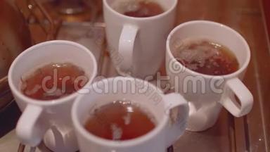 壶和杯子的景色，茶和咖啡的炊具<strong>挂</strong>在<strong>卡</strong>丹和摇摆，因为运动